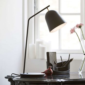 LE KLINT Caché – dizajnová stolná lampa v čiernej