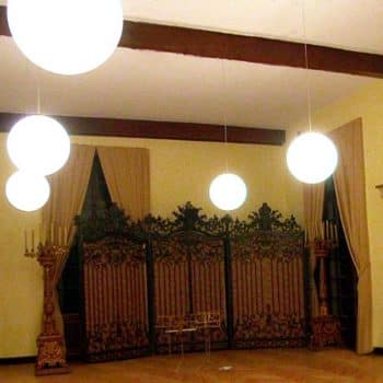 Závesná lampa Snowball biela do interiéru