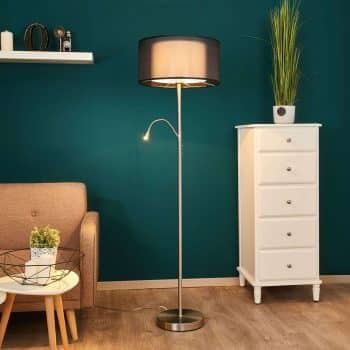 Stojaca lampa Damento vybavená svetlom na čítanie