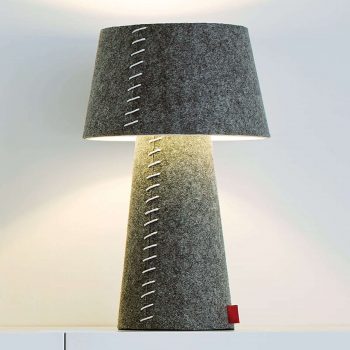 Alice – sivá stolná LED lampa s plsteným plášťom