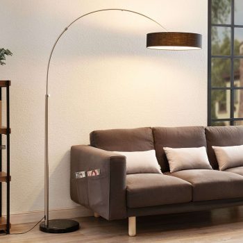 Textilná stojaca lampa Shing s čiernym tienidlom