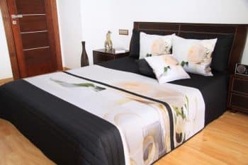 Bielo čierny prehoz s romantickým motívom ruží Šírka: 220 cm | Dĺžka: 240 cm 3557-103356