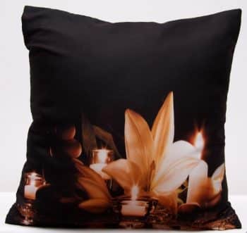 Čierna obliečka na vankúše s romantickým motívom sviečok a ľalie 40x40 cm Čierna 3153-124151