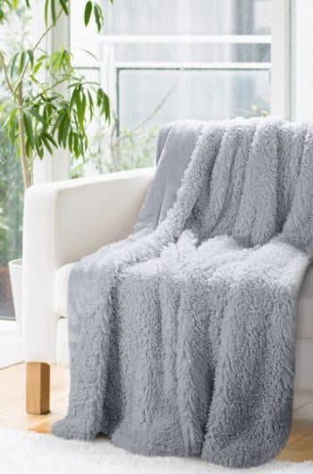 Dekoratívna deka prehoz v sivej farbe Šírka: 200 cm | Dĺžka: 220 cm 29106-158386