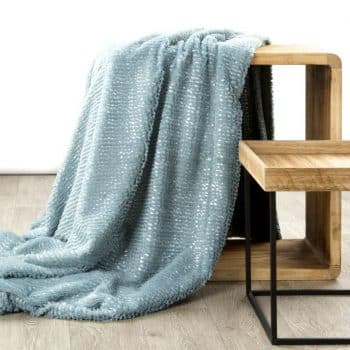 Elegantná deka v svetlo modrej farbe Šírka: 170 cm | Dĺžka: 210 cm 16681-124957