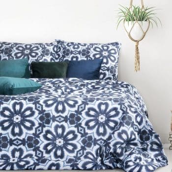 Kvetinové saténové posteľné obliečky modrej farby 3 časti: 1ks 160 cmx200 + 2ks 70 cmx80 Modrá 70x80 cm 27822-153597