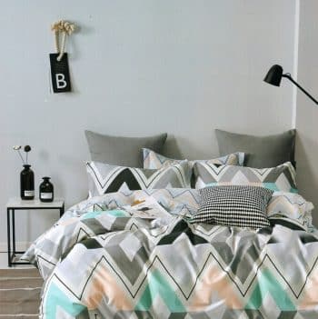 Originálne sivé posteľné obliečky z bavlny s geometrickými tvarmi 4 časti: 1ks 160 cmx200 + 2ks 70 cmx80 + plachta Sivá 70 x 80 cm 36935-176540