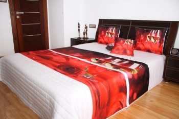 Prehoz na posteľ bielej farby s motívom červenej ruže a bieleho vína Šírka: 220 cm | Dĺžka: 240 cm 2945-103347