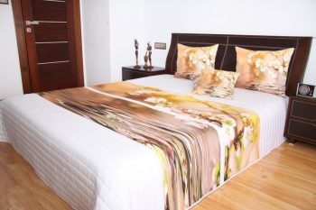 Prehoz na posteľ bielej farby s motívom hnedých kvetov Šírka: 220 cm | Dĺžka: 240 cm 2944-103344
