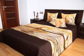 Prehoz na posteľ tmavohnedej farby s motívom hnedého kvetu Šírka: 240 cm | Dĺžka: 240 cm 2934-77349