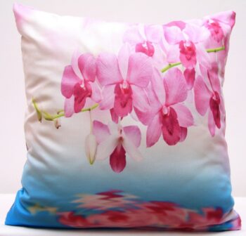 Bielo modrá obliečka na vankúše s rozkvitnutou ružovou orchideou 40x40 cm Biela 3161-124163