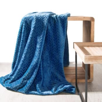 Jemná dekoračná deka modrej farby s reliéfnym 3D vzorom  170 x 210 cm 29116-158417 Modrá