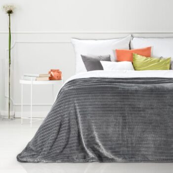 Kvalitná tmavo sivá deka s jemným vzorom 200 x 220 cm Šírka: 200 cm | Dĺžka: 220 cm 42766-207613 Sivá