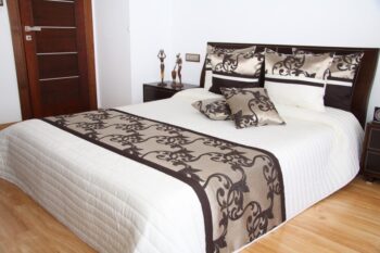Luxusný prehoz na posteľ béžový s hnedým motívom 260 x 240 cm  48905-222720