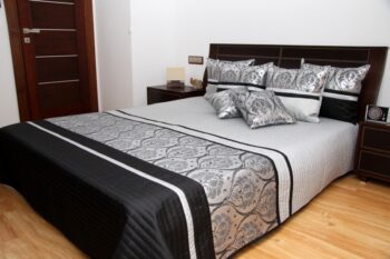 Luxusný prehoz na posteľ čierno strieborno šedý 170 x 210 cm  Šírka: 170 cm | Dĺžka: 210 cm 46333-217007