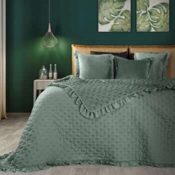 Matný zeleno mentolový jednofarebný prehoz s volánmi Šírka: 170 cm | Dĺžka: 210 cm 40382-185158