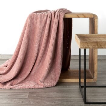 Originálna ružová deka s geometrickým vzorom 150 x 200 cm Šírka: 150 cm | Dĺžka: 200 cm 42718-207592 Ružová