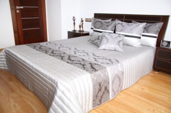 Prehoz na posteľ striebornej farby s prešívaným vzorom Šírka: 220 cm | Dĺžka: 240 cm 31187-159720