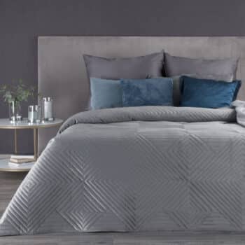 Zamatový prehoz s geometrickým vzorom v tmavo sivej farbe Šírka: 230 cm | Dĺžka: 260 cm 33485-203423