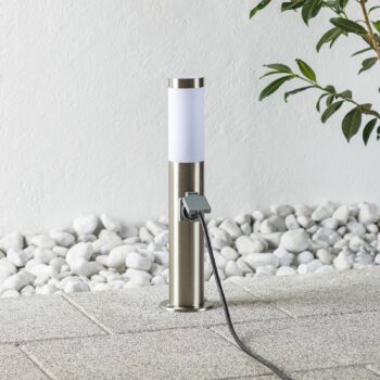 Nerezová soklová lampa Chorus so zásuvkou, 50 cm