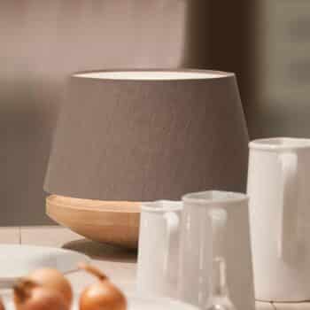Dubové drevo a ľan – stolná lampa Kjell, iron