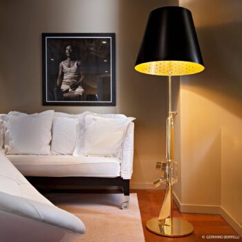 FLOS Lounge Gun – stojaca lampa, zlato-čierna - Image 2