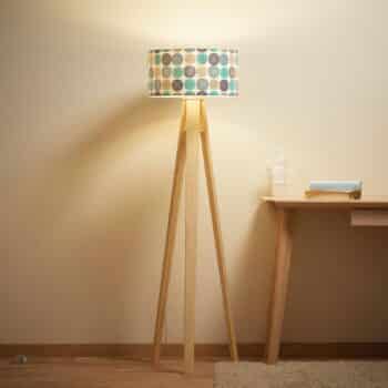 Stojaca lampa Aqua s trojnohým dreveným rámom - Image 3