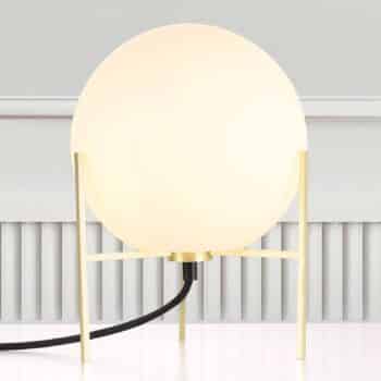 Stolná lampa Alton s bielym skleneným tienidlom