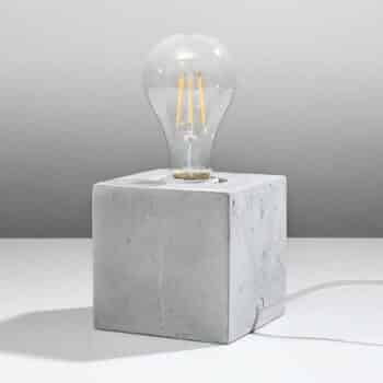 Stolná lampa Akira z betónu v tvare kocky
