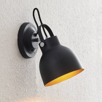 Lindby Adirta kovová nástenná lampa čierna