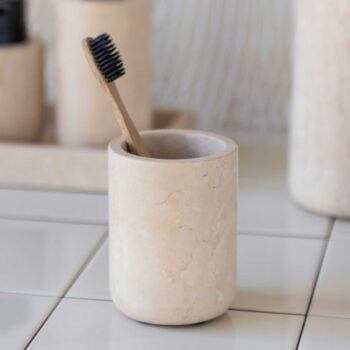 Krémovobiely mramorový téglik na zubné kefky Marble - Mette Ditmer Denmark - Image 3