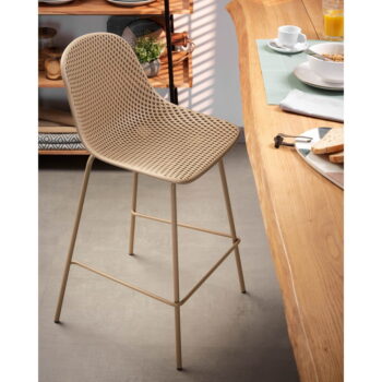 Béžová kovovo-plastová záhradná barová stolička Quinby – Kave Home – Obrázok 3