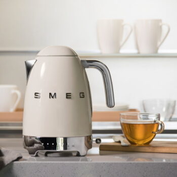 Krémová rýchlovarná kanvica z nehrdzavejúcej ocele 1,7 l Retro Style – SMEG - Image 4