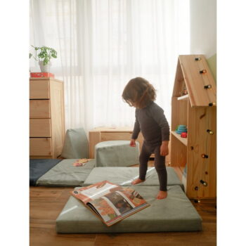 Svetlomodrý menčestrový detský puf Montessori – Little Nice Things - Image 4