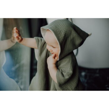 Kaki mušelínové detské pončo veľkosť M – Malomi Kids - Image 9