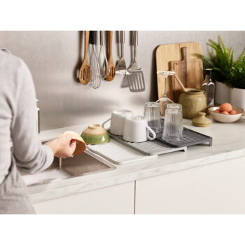 Sivý rozširovateľný odkvapkávač Joseph Joseph Tier – Obrázok 5