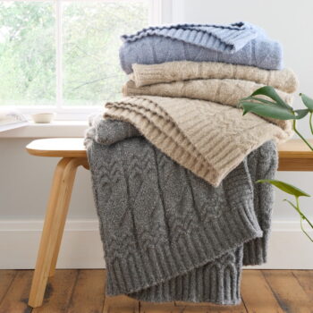 Sivá pletená deka 150x200 cm Cable Knit – Bianca