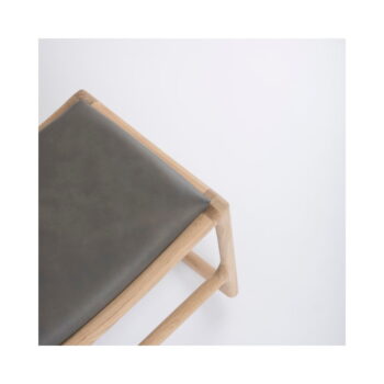 Podnožka s konštrukciou z masívneho dubového dreva so sivým koženým detailom Gazzda Dedo – Obrázok 3