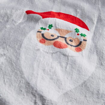 Sivá deka s vianočným motívom z mikroplyšu 130x170 cm Santa Spec-Tacular – Catherine Lansfield - Image 3
