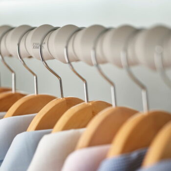 Plastové dištančné vložky na šatníkovú tyč v súprave 2 ks Orderly – Joseph Joseph – Obrázok 2