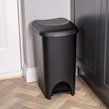 Čierny pedálový plastový odpadkový kôš 40 l - Addis - Image 2