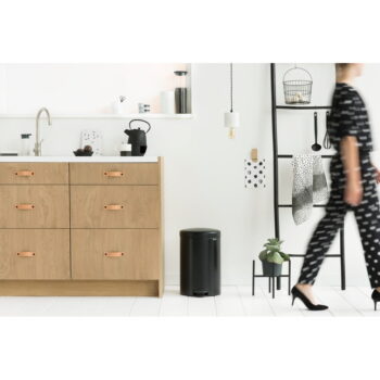 Matne čierny nášľapný oceľový odpadkový kôš 30 l NewIcon – Brabantia - Image 4