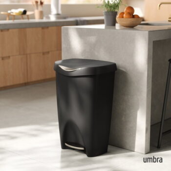 Čierny nášľapný plastový odpadkový kôš 50 l Brim – Umbra - Image 2