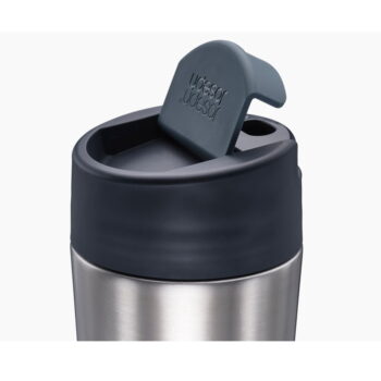 Cestovný hrnček v tmavomodro-lesklo striebornej farbe 450 ml Sipp – Joseph Joseph - Image 5