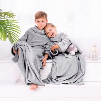 Sivá detská televízna deka s rukávmi DecoKing Lazykids - Image 4