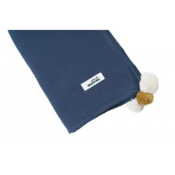 Tmavomodrá mušelínová detská deka 100x140 cm Pompon - Malomi Kids - Image 2