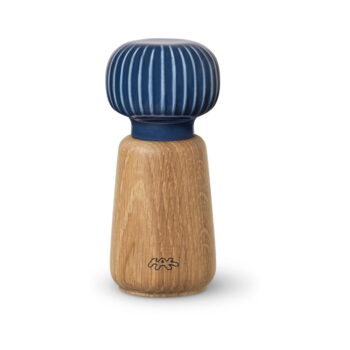 Mlynček z dubového dreva na korenie s tmavomodrým detailom z porcelánu Kähler Design Hammershoi, výška 13 cm