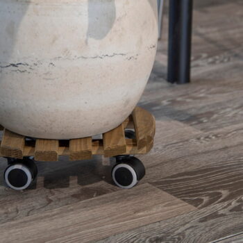 Hnedá drevená pojazdná podložka pod kvetináč Esschert Design, ø 28,7 cm - Image 4