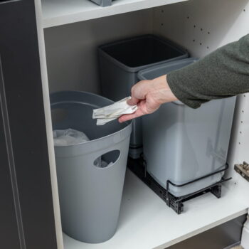 Súprava 2 sivých odpadkových košov Addis In-Cupboard Bin, 10 l - Image 4