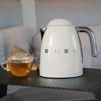 Krémová rýchlovarná kanvica z nehrdzavejúcej ocele 1,7 l Retro Style – SMEG - Image 5